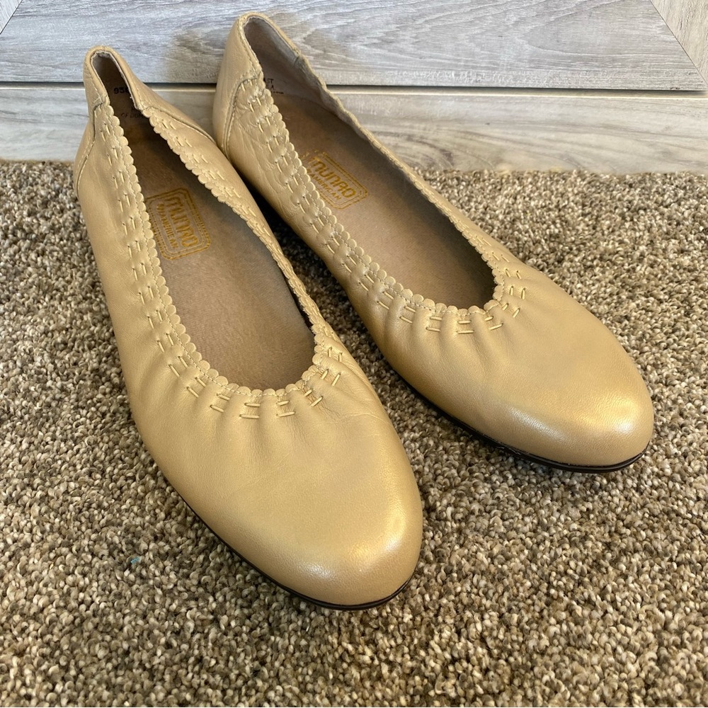 Munro American Gold Leather Stretch Ballet Flat Loafers Kitten Heel Comfort
